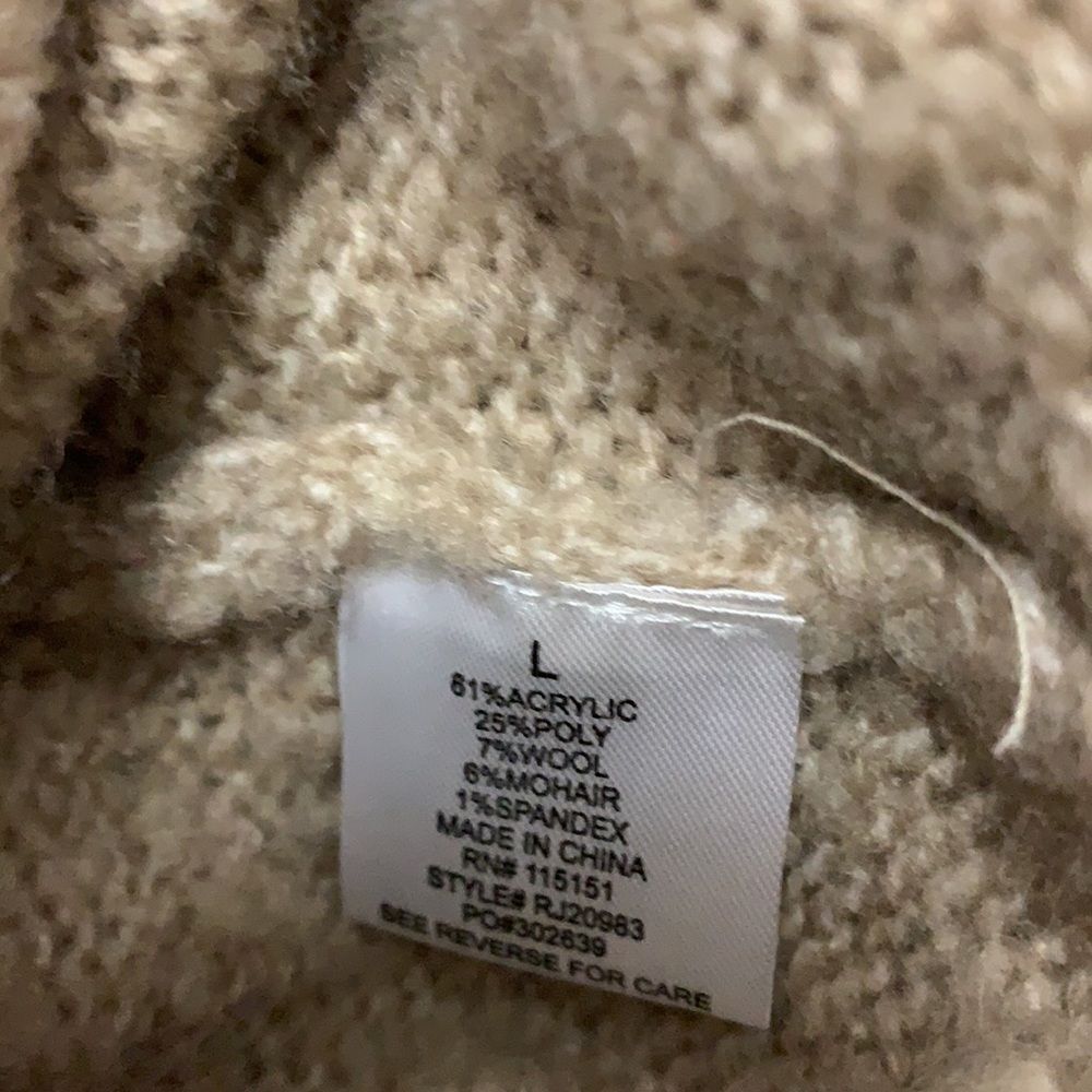 Romeo & Juliet couture large sweater vest - Picture 7 of 7